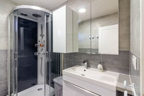 Douche, sèche-cheveux, serviettes fournies