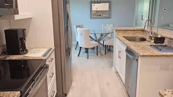 Micro-ondes, four, plaque de cuisson, lave-vaisselle