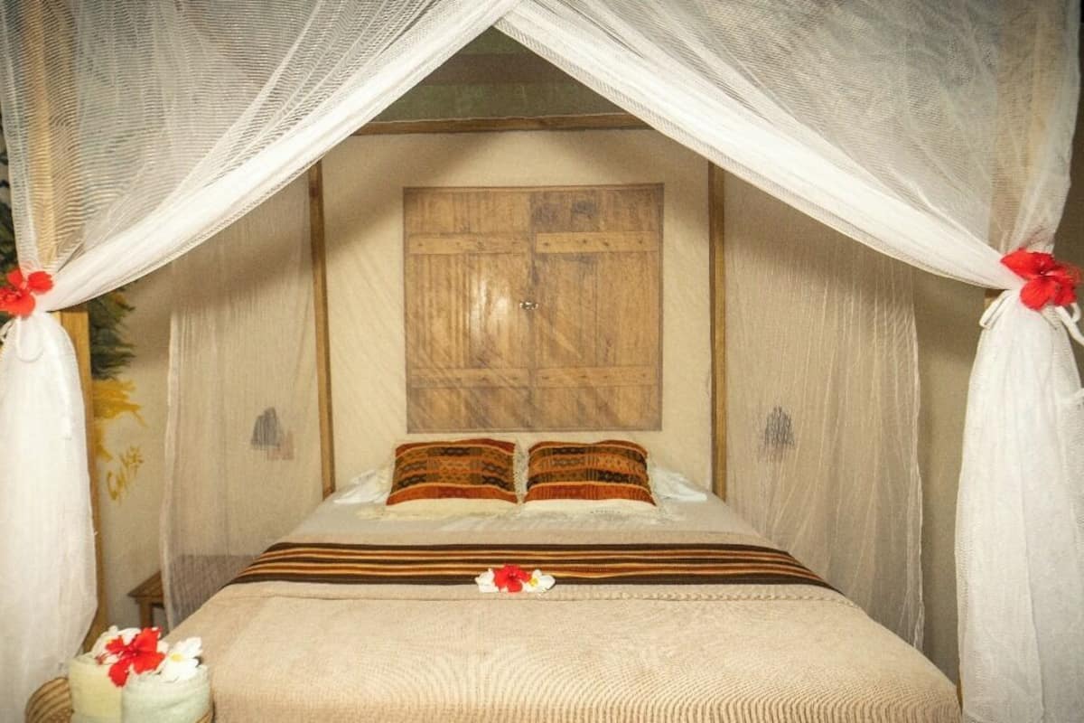 Standard Double Room, Garden View | In-room safe, bed sheets