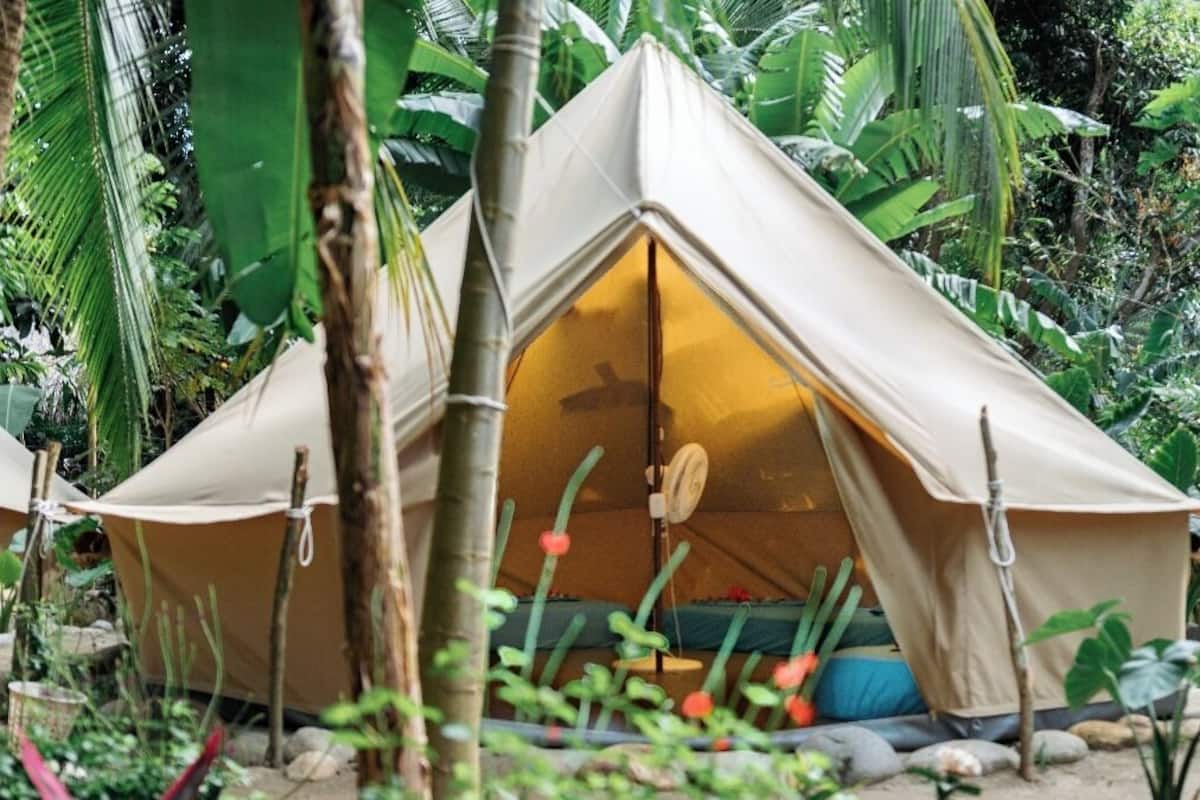 Deluxe Tent | In-room safe, bed sheets