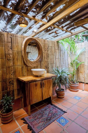 Habitación Deluxe doble, vistas al jardín | Baño | Artículos de higiene personal ecológicos, toallas y jabón
