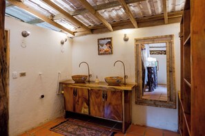 Superior-Doppelzimmer, Gartenblick | Badezimmer | Umweltfreundliche Kosmetikartikel, Handtücher, Seife, Toilettenpapier