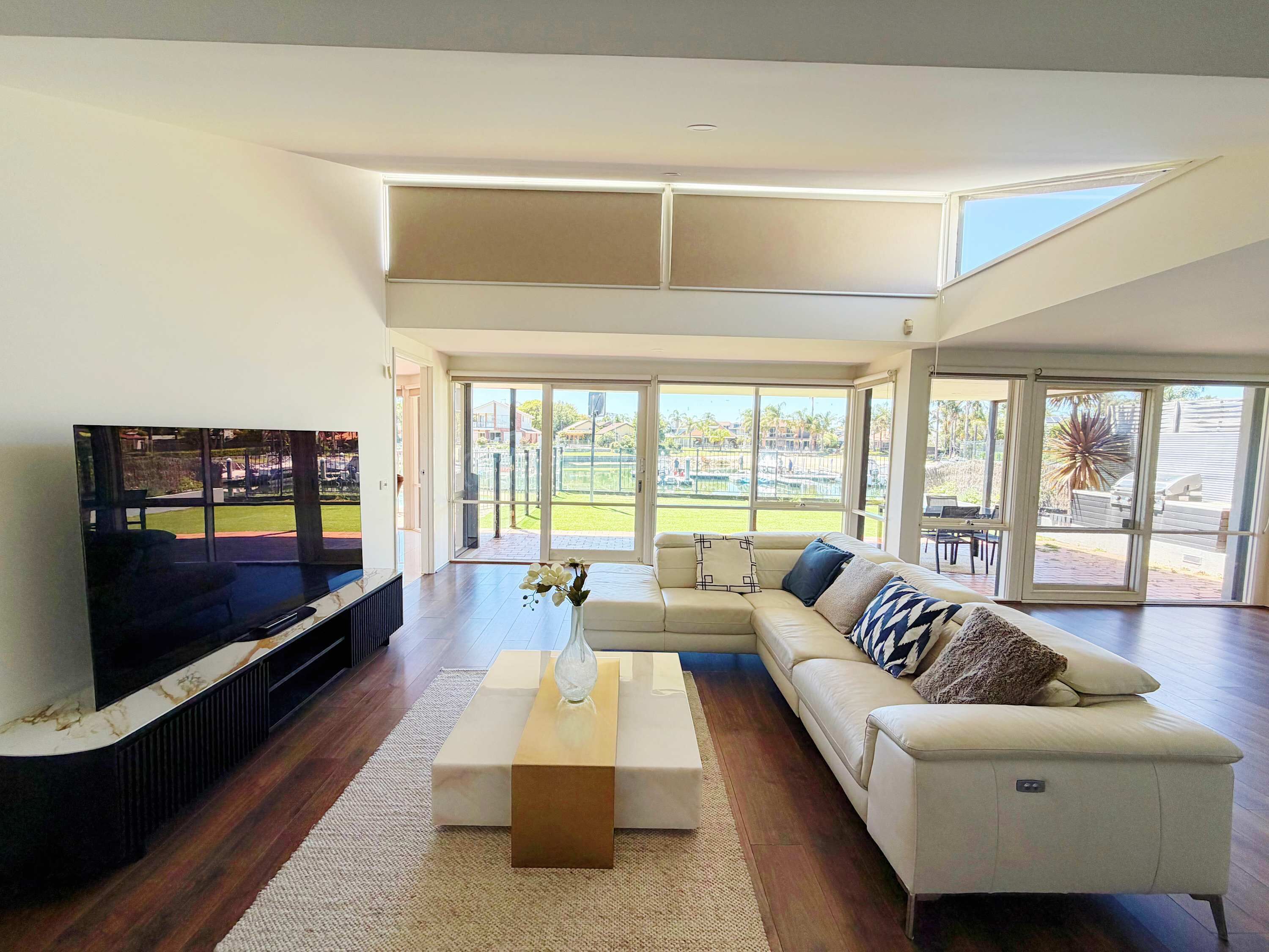 Televisión y oficina 