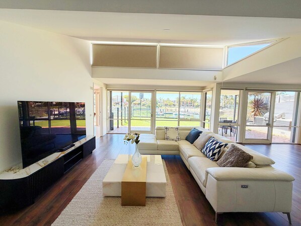 Una televisión, una oficina