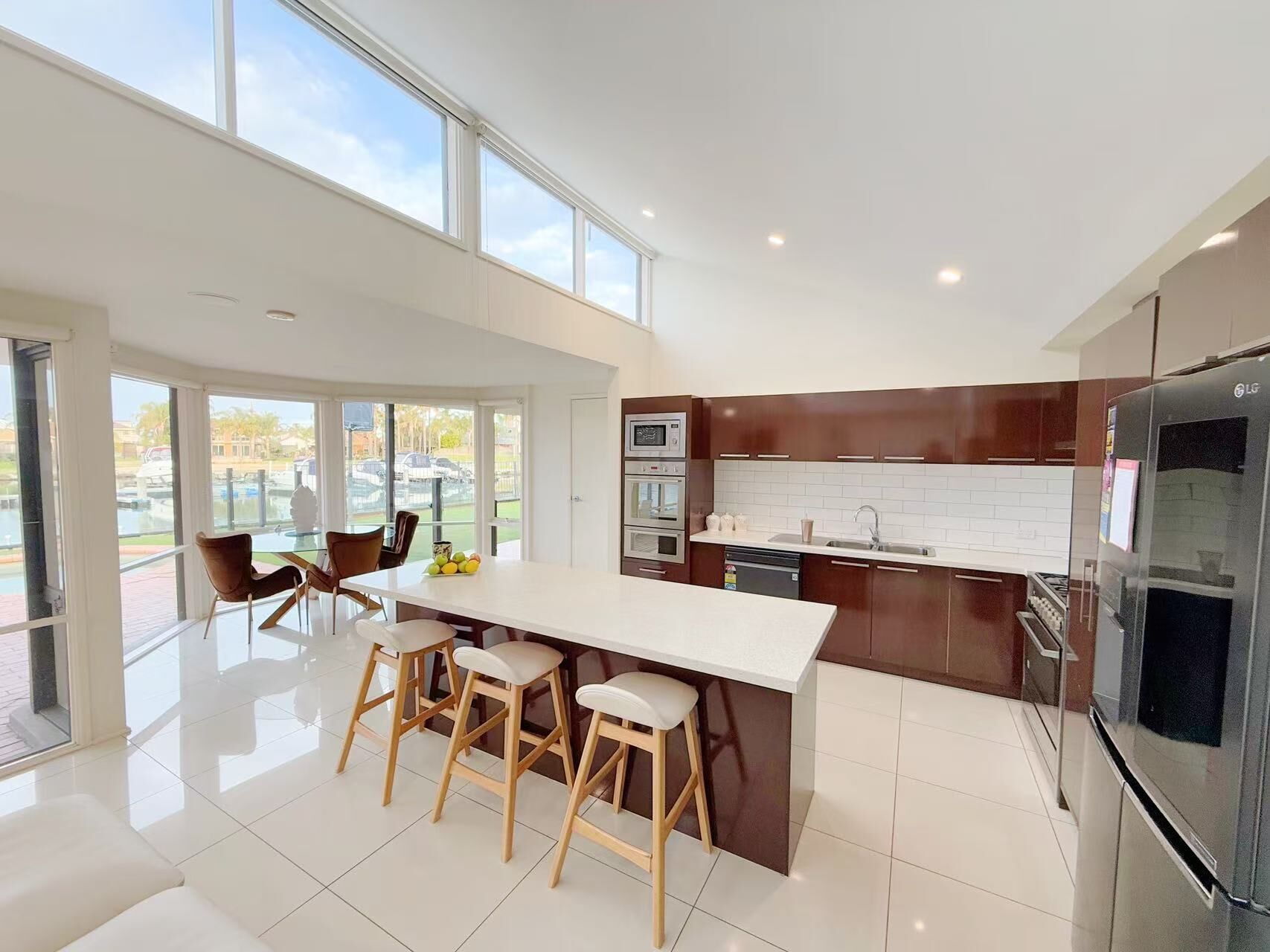 Jääkaappi, mikroaaltouuni, uuni, liesi