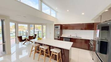 Jääkaappi, mikroaaltouuni, uuni, liesi