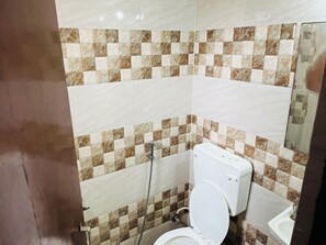 Deluxe Double Room | Bathroom | Shower, towels