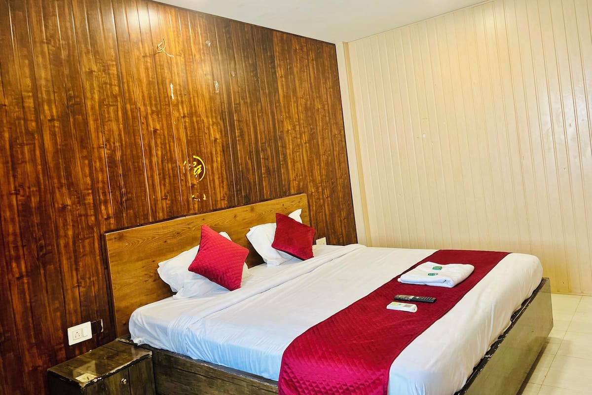 Deluxe Room | Desk, free WiFi