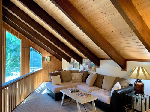 Awesome FLAT winter location in a 6-bedroom, 3-Full Bathroom Tahoe City Home!