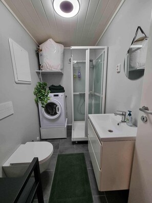 Haartrockner, Handtücher, Seife, Toilettenpapier