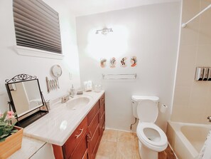 Sèche-cheveux, serviettes fournies, savon, shampoing