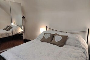 1 bedroom, bed sheets
