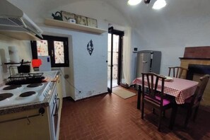 Jääkaappi, uuni, liesi, astianpesukone