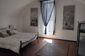 1 bedroom, bed sheets - THE KING OF THE WOODS (Ormea)