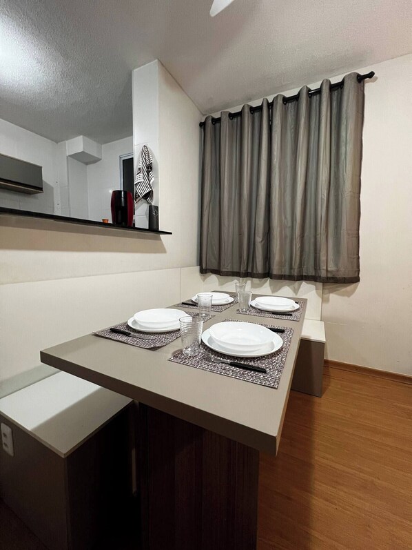 Dining - Refugio Ebano, apartment close to shopping malls, airports,  and markets (Santa Isabel Cuiabá)
