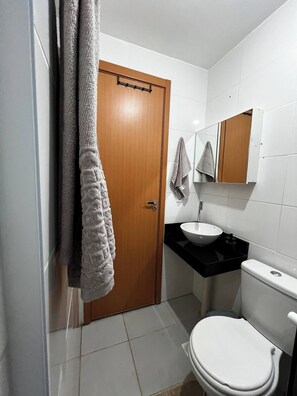 Shower, towels, soap, toilet paper - Refugio Ebano, apartment close to shopping malls, airports,  and markets (Santa Isabel Cuiabá)