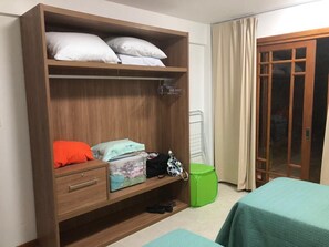 2 quartos, ferros/tábuas de passar roupa, acesso à internet