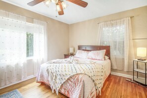 4 bedrooms, iron/ironing board, WiFi, bed sheets