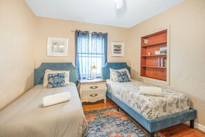 4 bedrooms, iron/ironing board, WiFi, bed sheets