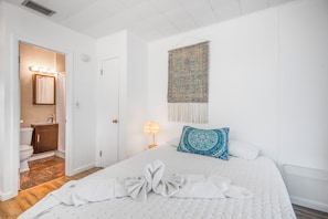 4 bedrooms, iron/ironing board, WiFi, bed sheets