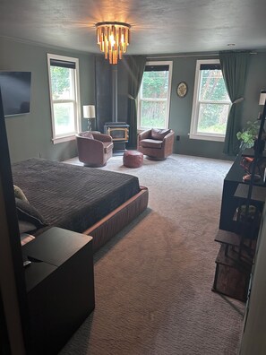 3 bedrooms, in-room safe, free WiFi, bed sheets