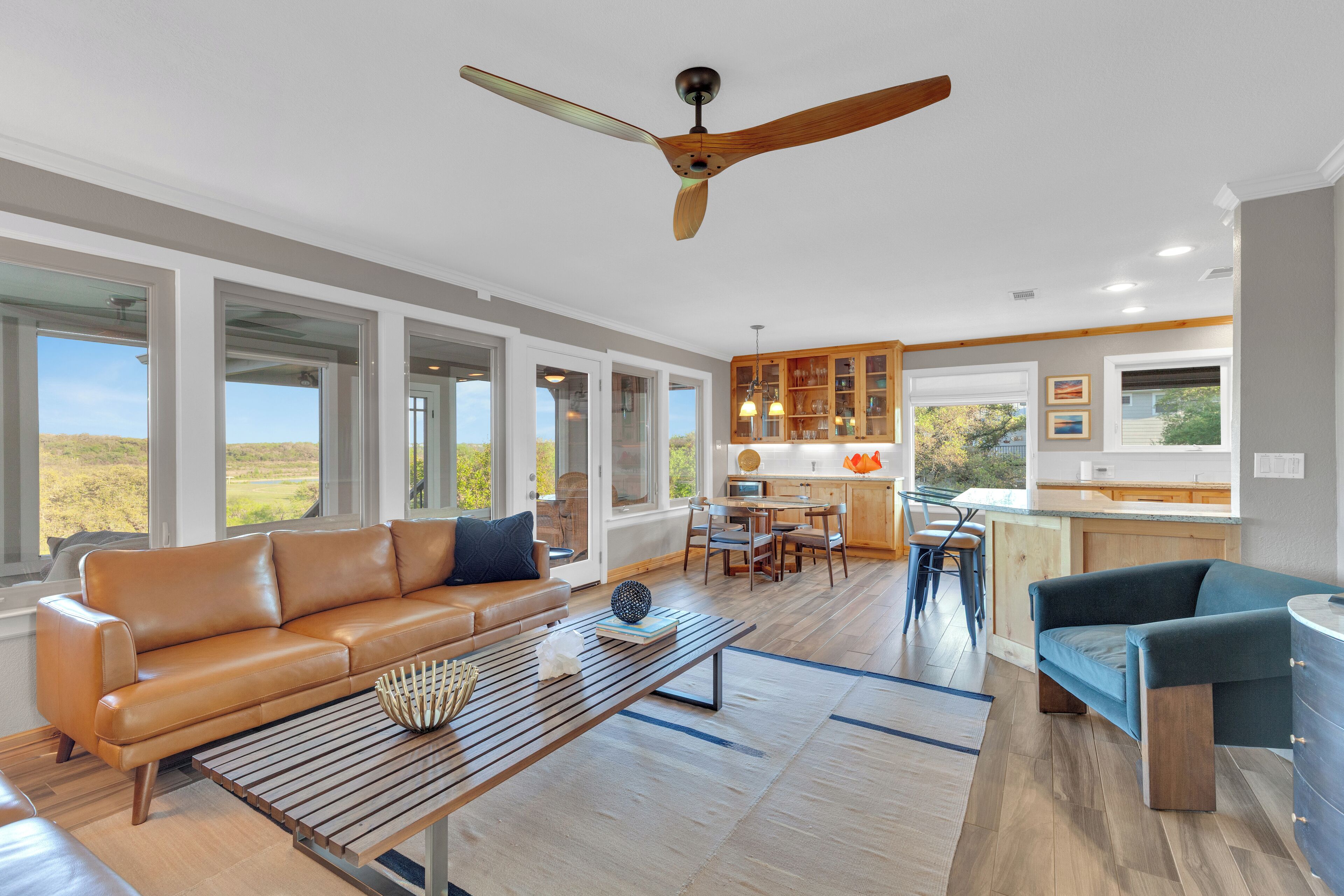 Télévision, cheminée, imprimantes