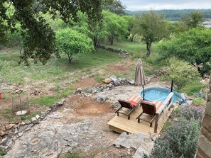 Outdoor spa tub - Sophisticated, Serene Waterfront Paradise on Lake Travis - Wildflower Season! (Spicewood)