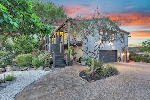 Sophisticated, Serene Waterfront Paradise on Lake Travis