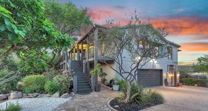 Sophisticated, Serene Waterfront Paradise on Lake Travis