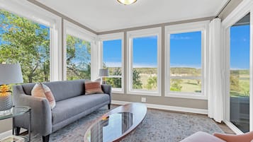 Televisie, een open haard en een printer