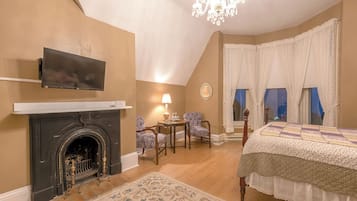 Premier Room, 1 King Bed, Bay View | Free WiFi, bed sheets