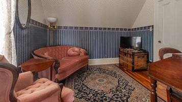 Habitación Premier, chimenea, vista a la bahía | Área de sala de estar