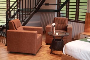 Escritorio, espacio para trabajar con laptop y wifi gratis 