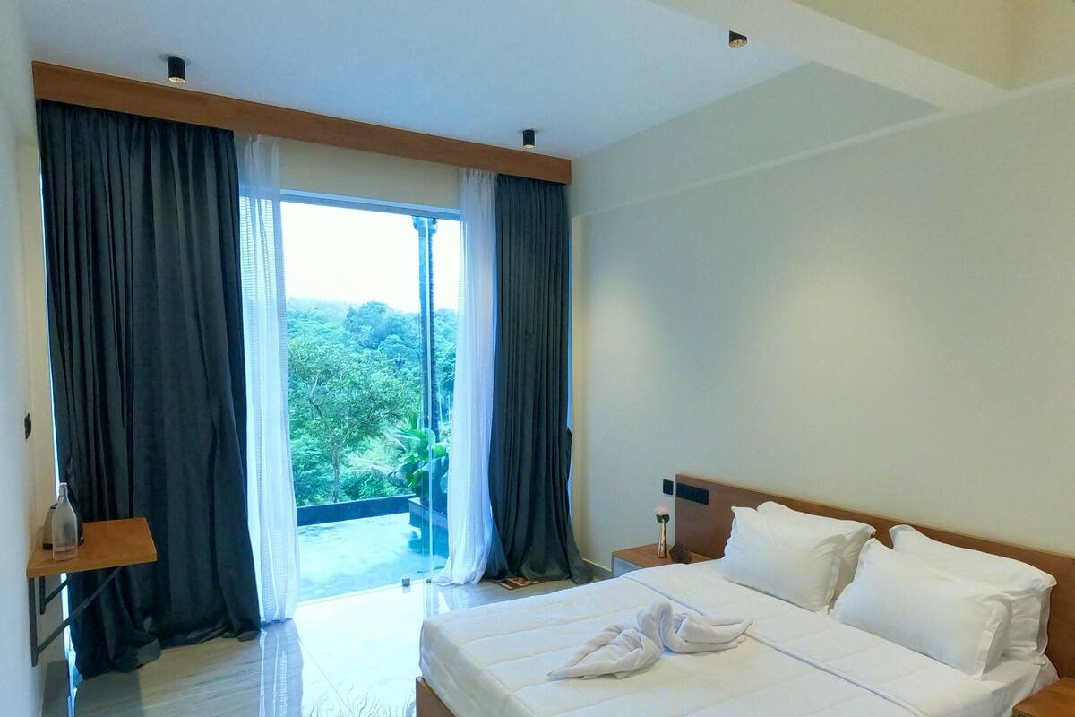 Suite, Hill View | Desk, laptop workspace, free WiFi