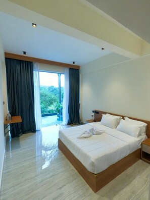 Escritorio, espacio para trabajar con laptop y wifi gratis 