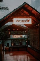 Señal de un resort Mercure con un paisaje tropical.