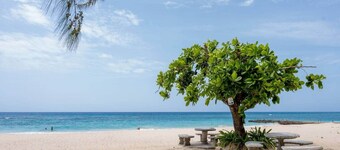 6 Br Peaceful Coastal Getaway with Pool and Beach Access