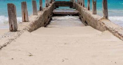 6 Br Peaceful Coastal Getaway with Pool and Beach Access