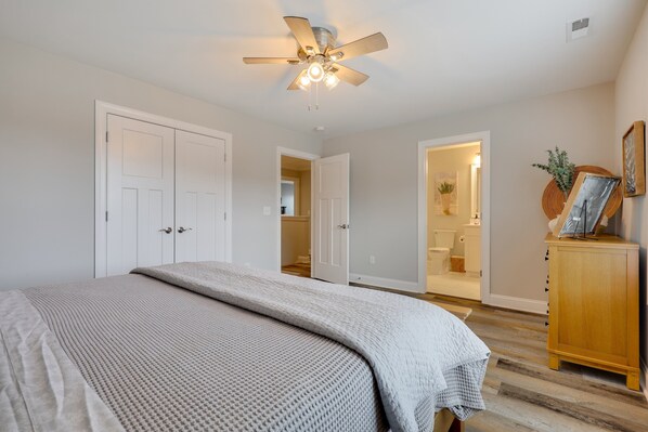 4 bedrooms, desk, iron/ironing board, free WiFi