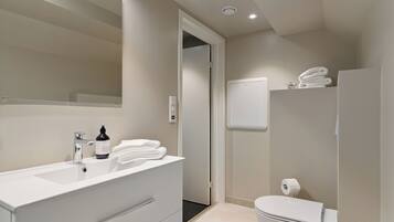 Shower, pengering rambut, handuk, dan sabun