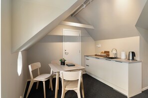 Apartment with city view - No. 4 | Private kitchen | Fridge, stovetop, dishwasher, cookware/dishes/utensils