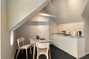 Apartment with city view - No. 4 | Private kitchen | Fridge, stovetop, dishwasher, cookware/dishes/utensils