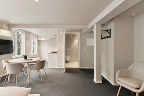 Appartamento Comfort, vista città | Tende oscuranti, ferro/asse da stiro, Wi-Fi gratuito