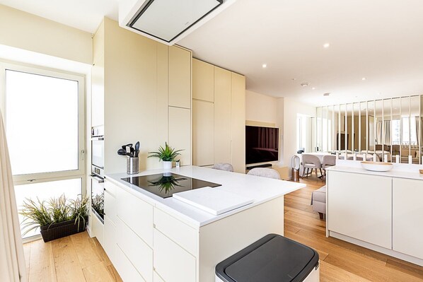 Fridge, microwave, dishwasher, coffee/tea maker