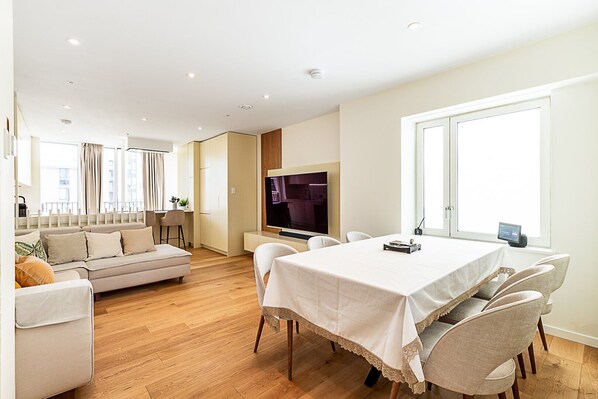 TV - Contemporary Stratford Escape (London)