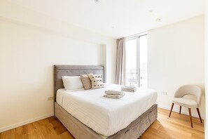 3 bedrooms, iron/ironing board, Internet - Contemporary Stratford Escape (London)