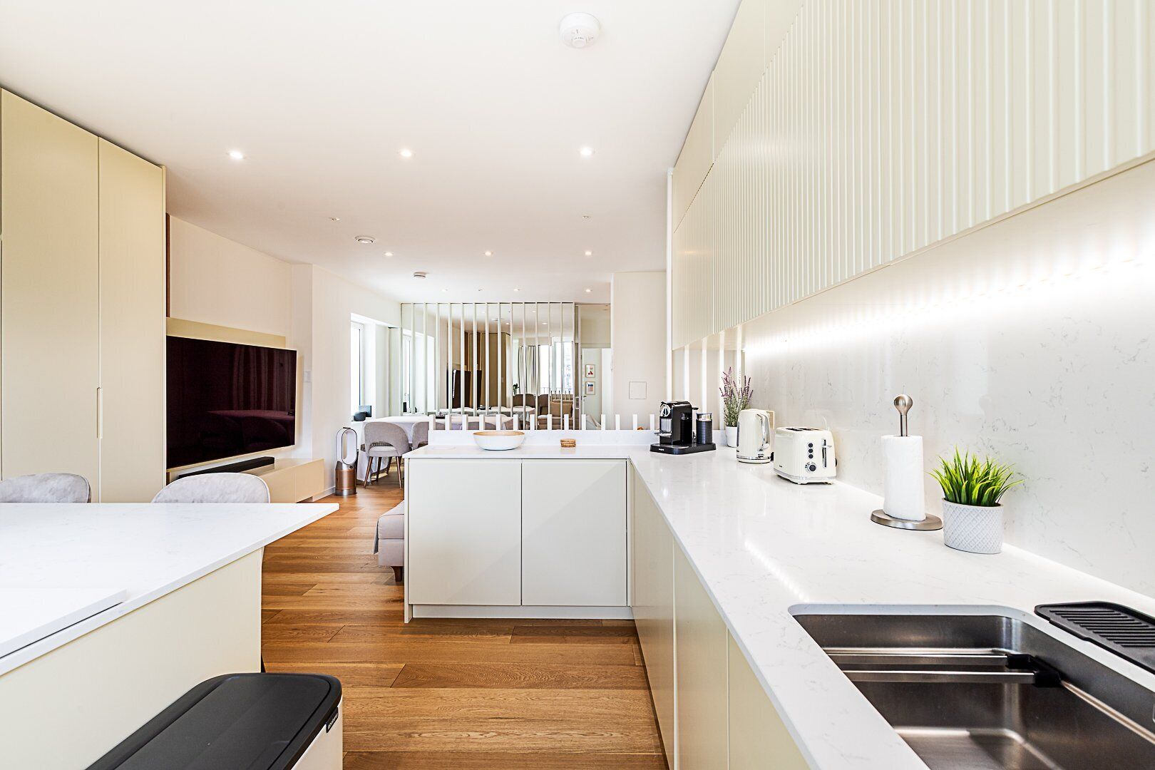 Fridge, microwave, dishwasher, coffee/tea maker