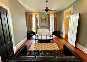 4 bedrooms, iron/ironing board, free WiFi, bed sheets