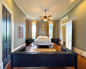 4 室のベッドルーム、WiFi (無料)、ベッドシーツ