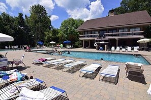 Pool - Mountain Getaway: 3-Bedroom Hidden Creek Chalet (Gatlinburg)